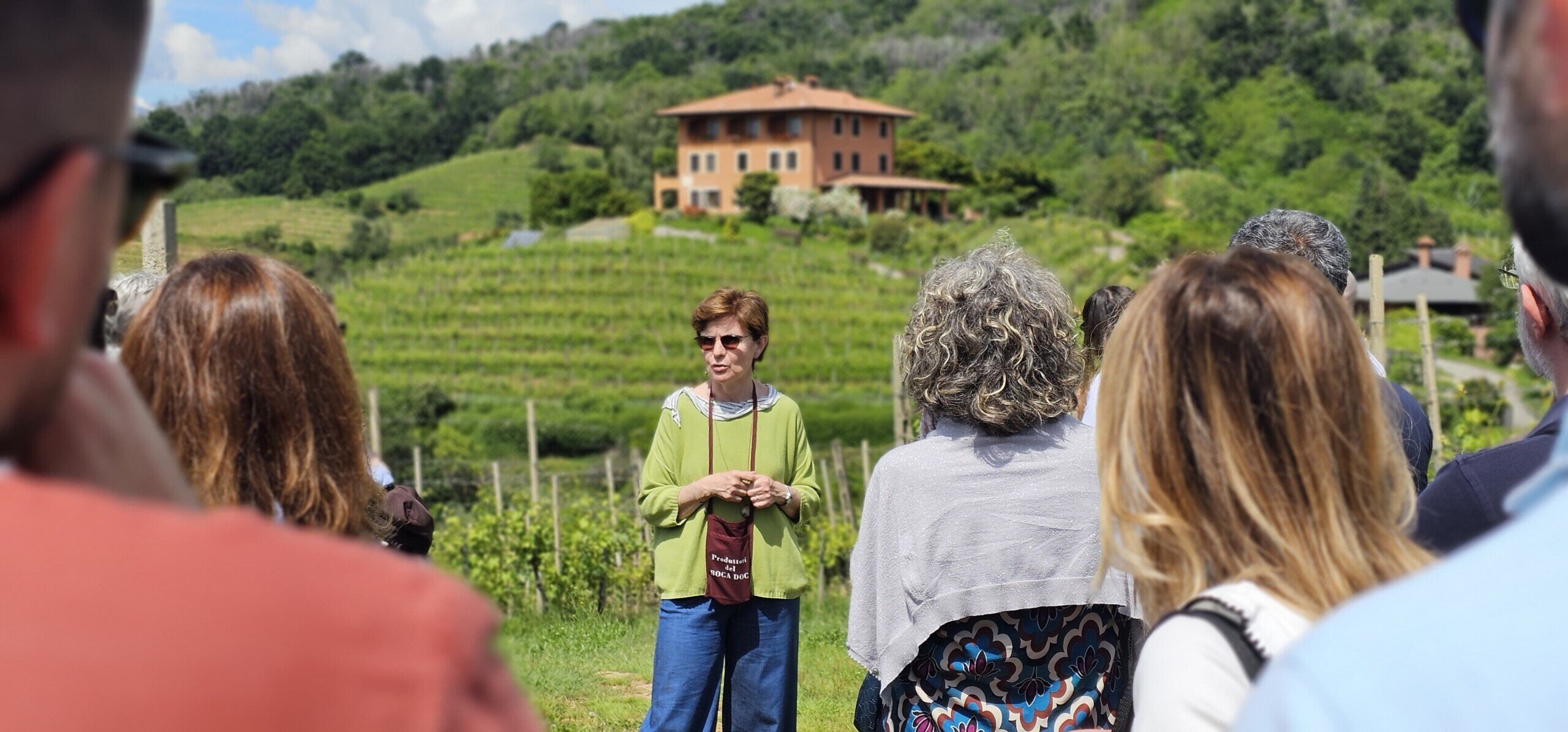 Gruppo di visitatori a Vigna Cristiana al Podere Ai Valloni di Boca