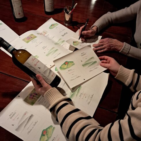 Costanza e Cristiana lavorano alle nuove etichette dei vini biologici del Podere ai Valloni